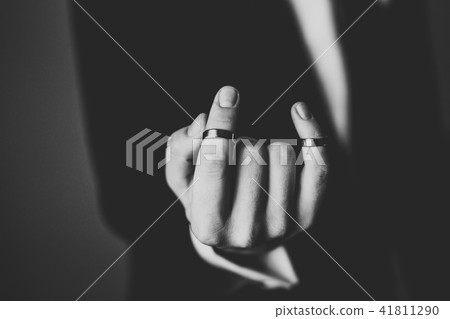 Luxury beautiful wedding rings in the hands Luxury beautiful wedding rings in the hands 41811290