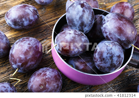 ripe plum in a saucepan ripe plum in a saucepan 41812314
