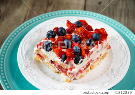 Strawberry tiramisu with mascarpone and blueberry 41812889