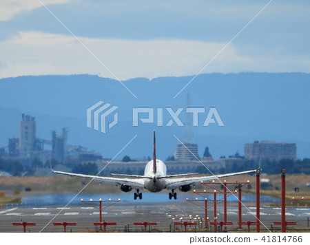 Aircraft descending on the runway Aircraft descending on the runway 41814766