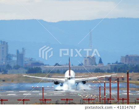 飛機降落到跑道的那一刻 飛機降落到跑道的那一刻 41814767
