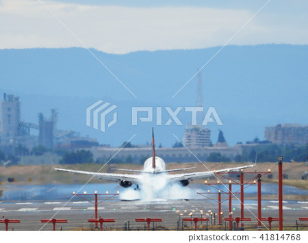 飛機降落到跑道的那一刻 飛機降落到跑道的那一刻 41814768