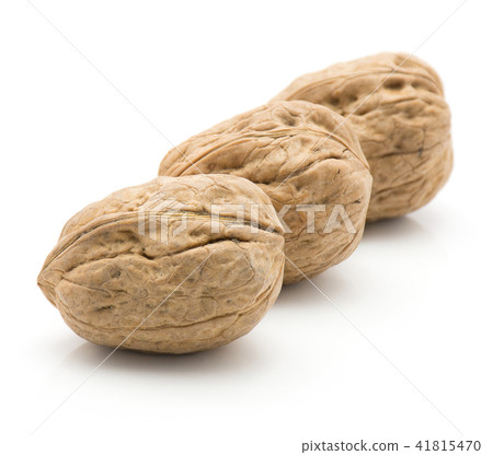 Raw walnut isolated on white 41815470