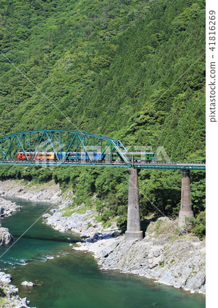 旅遊列車穿越Oboke的第2個吉野川橋“四國小圓千禧故事” 41816269