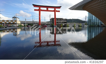出現在水面上的鳥居 41816297