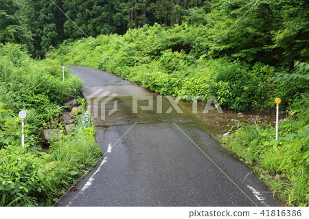 一條河流在著名的Tokido No. 157“Wash over”路上流淌 41816386