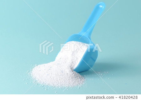 Spilling detergent 41820428