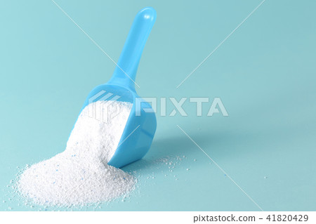 Spilling detergent 41820429