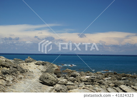 台灣東部的奇岩景觀小野柳遠眺綠島 41824323