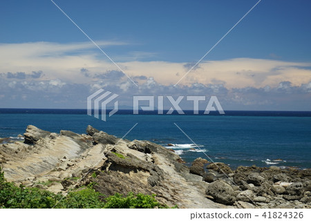 台灣東部的奇岩景觀小野柳遠眺綠島 41824326