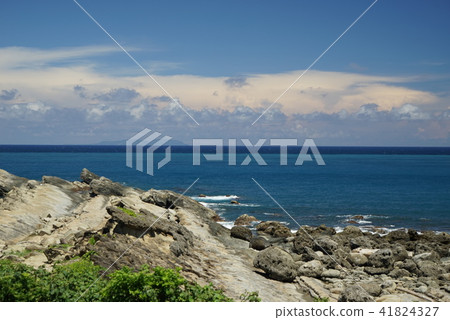 台灣東部的奇岩景觀小野柳遠眺綠島 台灣東部的奇岩景觀小野柳遠眺綠島 41824327