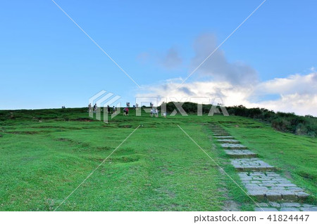 Qingtiangang Grassland 41824447
