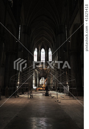 正在建設的教堂 正在建設的教堂 41825418