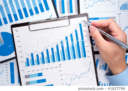 想想業務的增長。數據收集和分析。指向包含許多圖形的報告的手。 41827799