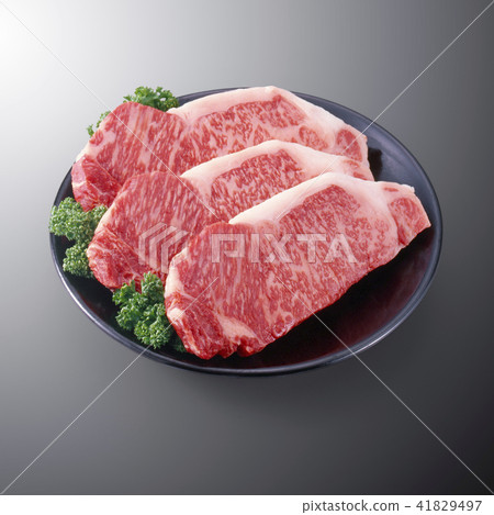 Kuroge Wagyu beef sirloin steak 41829497