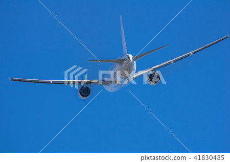 起飛後,一架噴氣式飛機立即進入轉彎狀態 起飛後,一架噴氣式飛機立即進入轉彎狀態 41830485