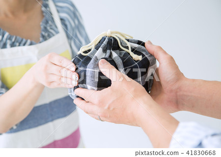 一個女人給一個男人吃午飯 41830668