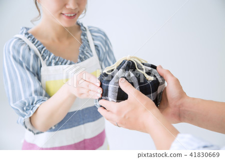 一個女人給一個男人吃午飯 41830669