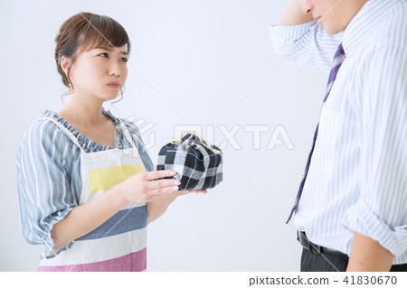 一個女人給一個男人吃午飯（生氣） 41830670