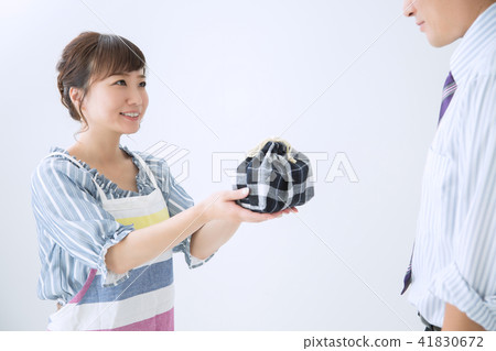 一個女人給一個男人吃午飯（微笑） 41830672