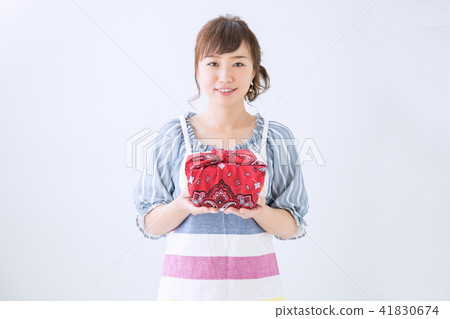 一個女人給一個男人吃午飯（微笑） 41830674