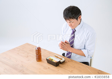 Men who eat lunches 41833858