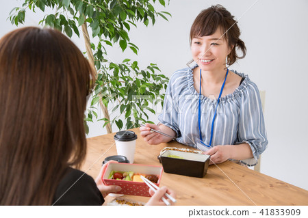 OL (smile) eating lunch box with colleagues 41833909