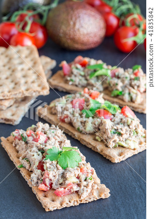 Salad with tuna, avocado, tomato, coriander, lemon Salad with tuna, avocado, tomato, coriander, lemon 41835842