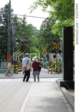 An elder couple traveling 41837944