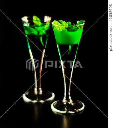green mint liqueur, refreshing drink  41838608
