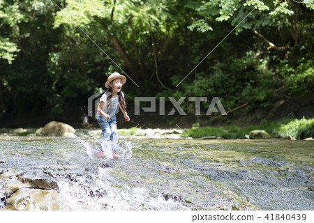 在山間溪流上玩的女孩 41840439