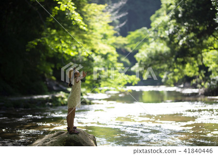 在山間溪流上玩的女孩 41840446