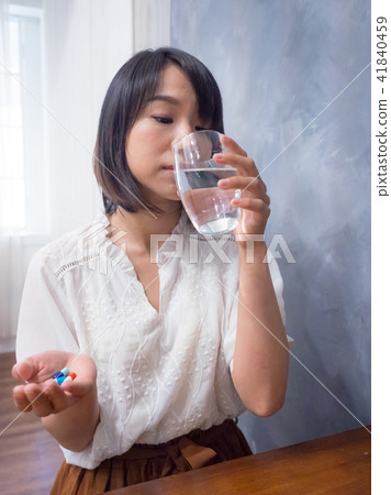 吃藥的女孩 41840459