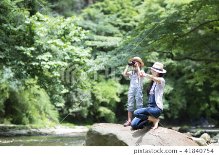 父母和孩子使用雙筒望遠鏡 父母和孩子使用雙筒望遠鏡 41840754