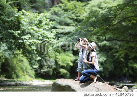 父母和孩子使用雙筒望遠鏡 父母和孩子使用雙筒望遠鏡 41840756