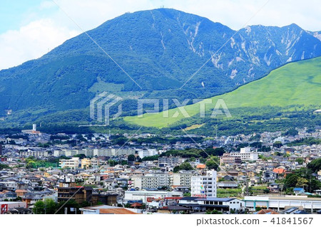 Beppu cityscape and Mt.Tsurumi 41841567