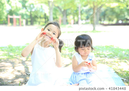 吃櫻桃樹的孩子 吃櫻桃樹的孩子 41843448