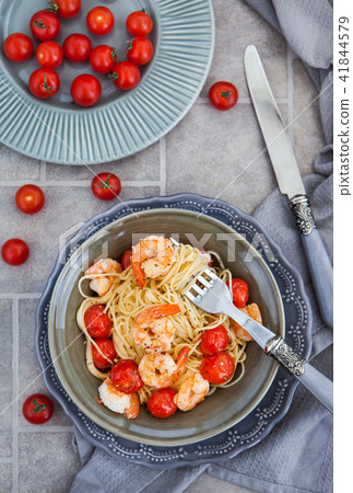 Spaghetti with prawns and cherry tomatoes 41844579
