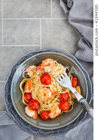 Spaghetti with prawns and cherry tomatoes 41844580