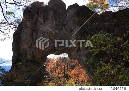 通過Myogi山中間路的第四個季度看的秋葉在Gumma 通過Myogi山中間路的第四個季度看的秋葉在Gumma 41846256