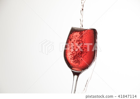 Pour the red wine into the glass 41847114