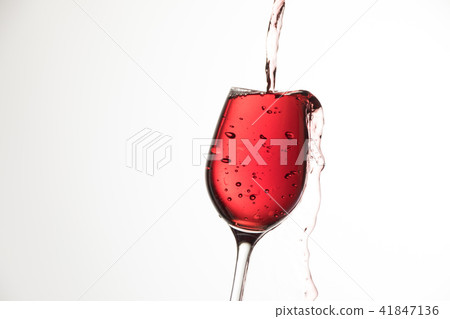 將紅酒倒入玻璃杯中 41847136