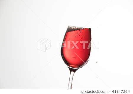 將紅酒倒入玻璃杯中 將紅酒倒入玻璃杯中 41847254