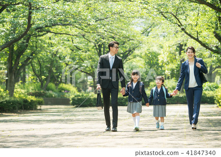 家庭小學學生通勤者通勤者入口儀式圖像 41847340