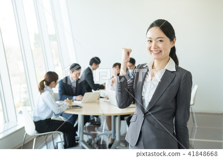 女商人辦公室會議圖像 41848668