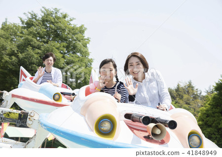 Parent-child Astrofighter who rides an amusement park ride Parent-child Astrofighter who rides an amusement park ride 41848949