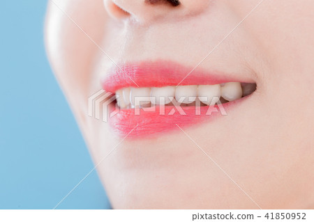 close up woman tooth 41850952
