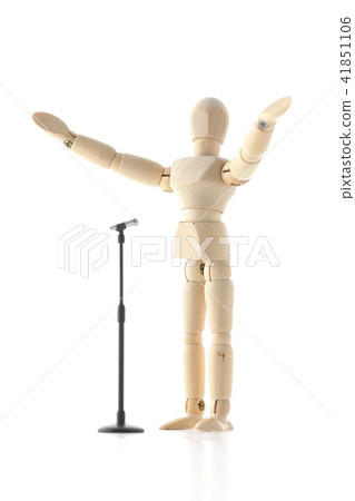 麥克風前面有一個響亮的聲音。 41851106