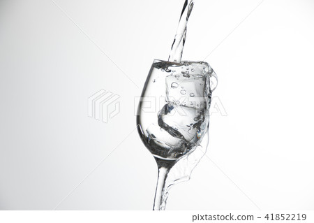 將水倒入冰雪覆蓋的玻璃杯中 41852219