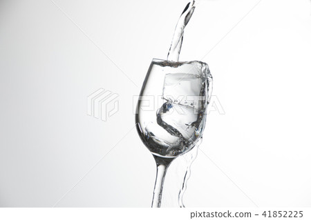將水倒入冰雪覆蓋的玻璃杯中 將水倒入冰雪覆蓋的玻璃杯中 41852225